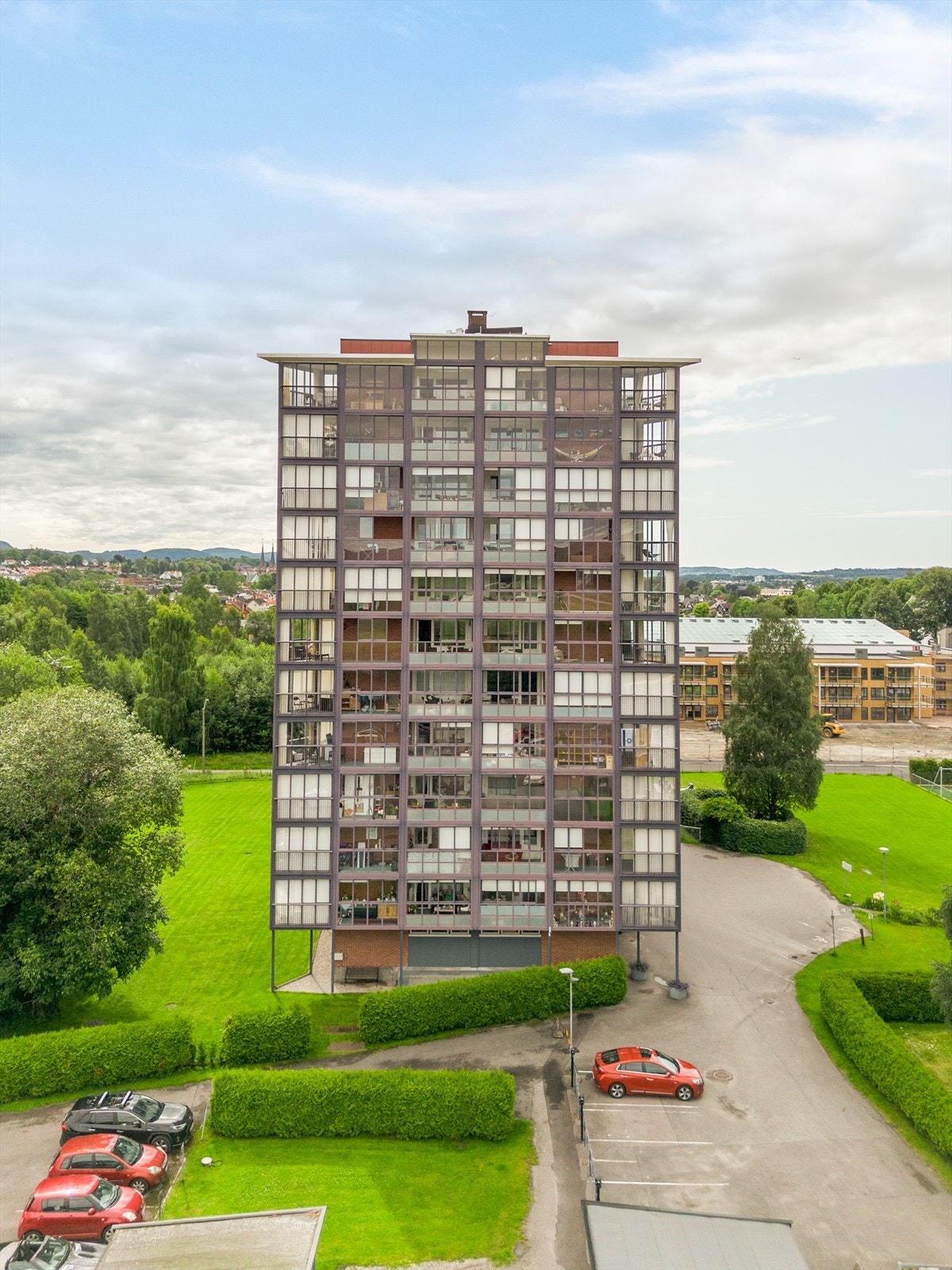 Boligen ligger fint til i 5. etasje i boligblokken med en nydelig innglasset balkong med fint utsyn til fredelige friarealer og grøntområder. Galleribilde