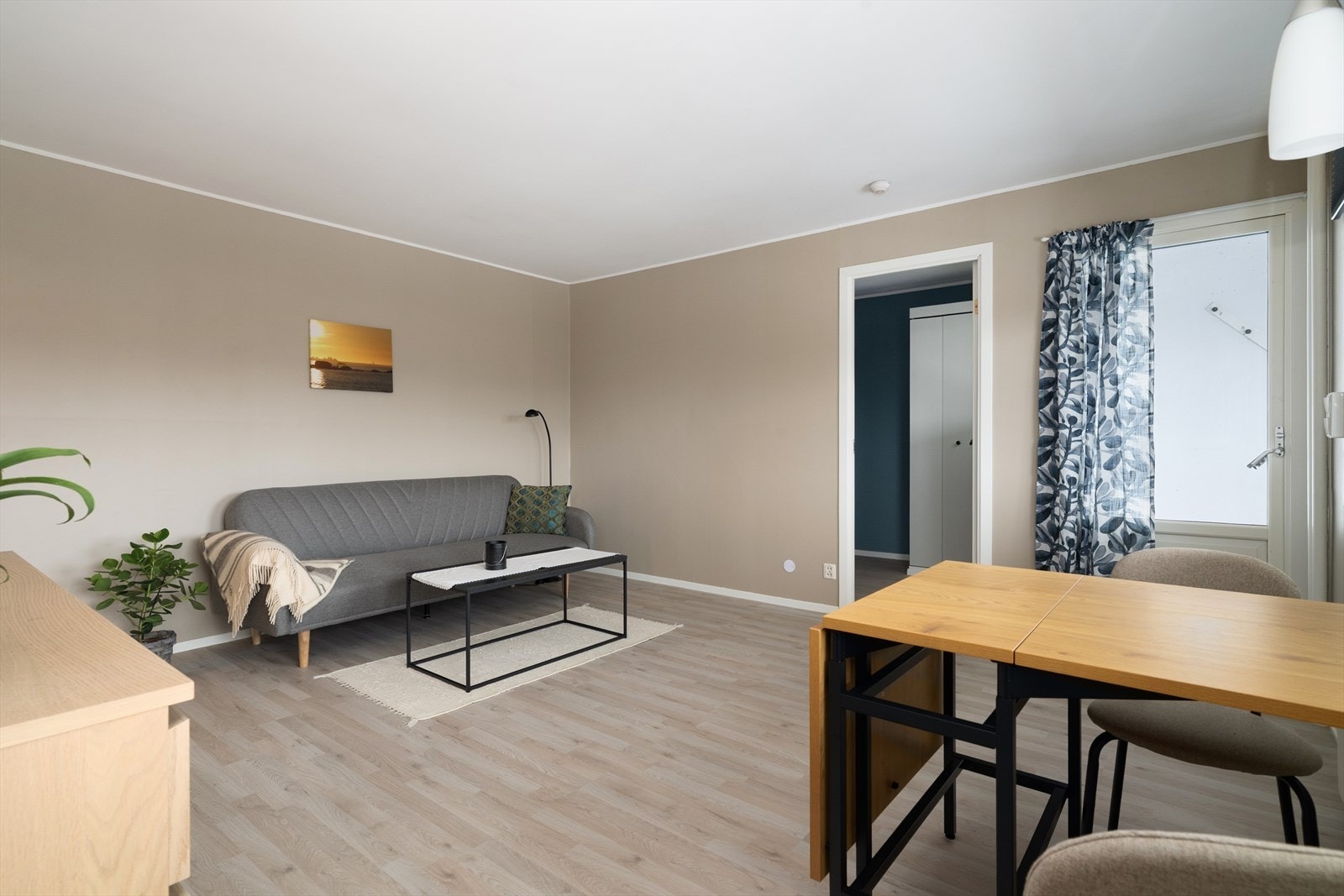 Lys og hyggelig 2-roms leilighet i 5. etg - Stor, innglasset balkong med fin utsikt - Heis Galleribilde