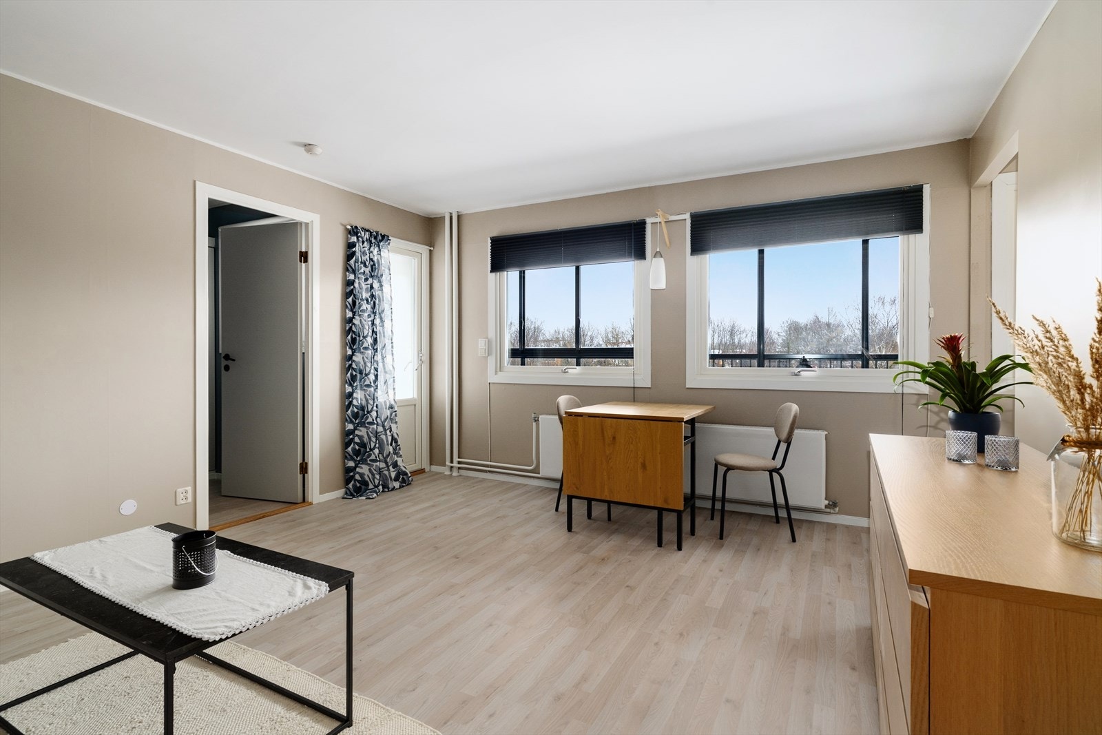 Stuen har oppvarming med sentralfyr i radiatorer under vindu. Galleribilde