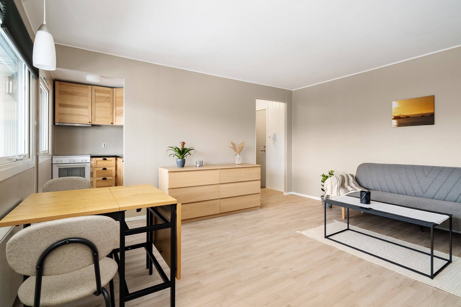 Fra stuen er det åpent inn mot kjøkken med god skapplass. Galleribilde