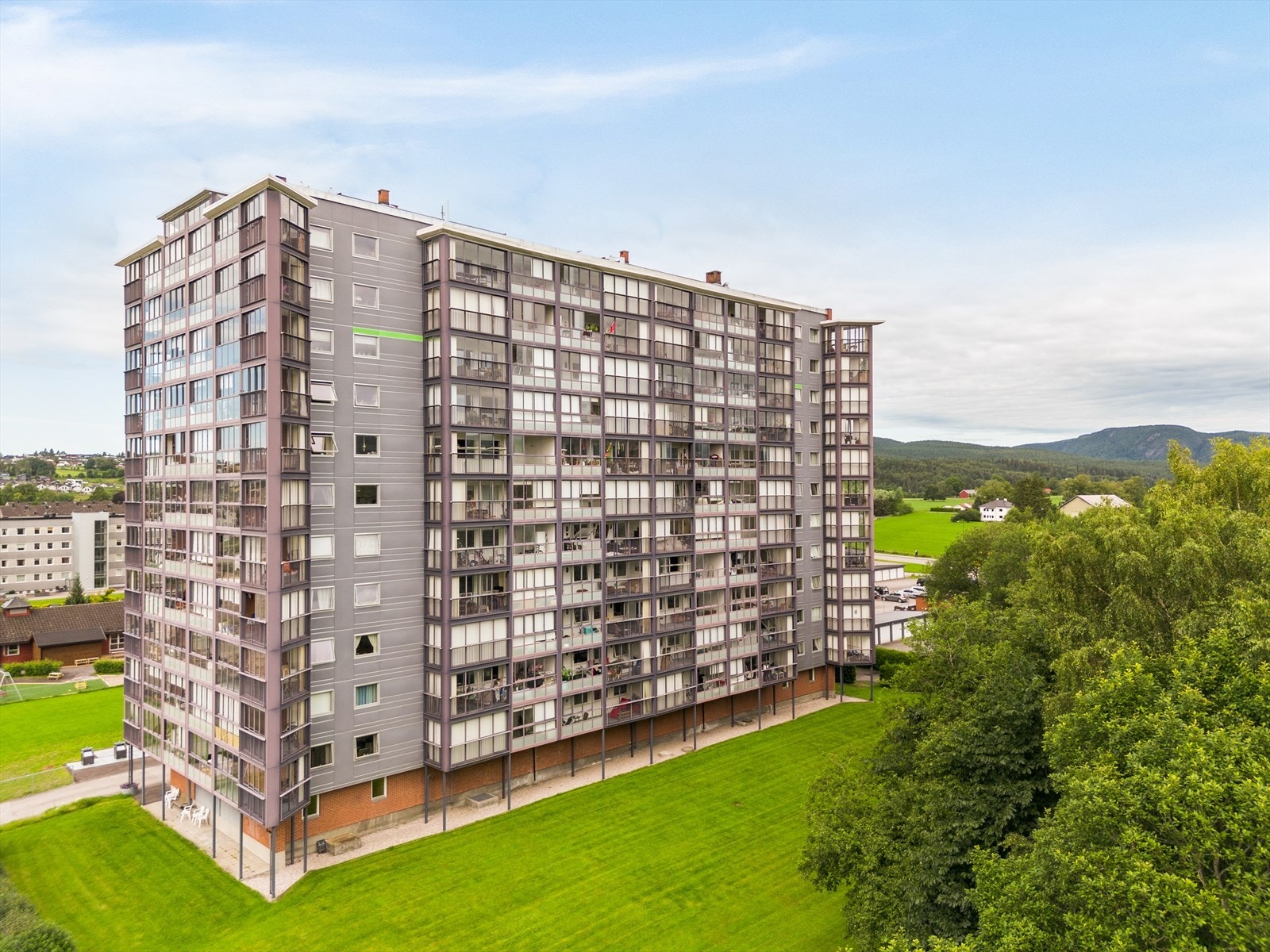 Du bor her rett nord for Skien sentrum, sentralt og fint til på Falkum med gangavstand til Skiens sentrumsgater med kjøpesentre og butikker, kafeer og restauranter, samt diverse kulturtilbud. Galleribilde