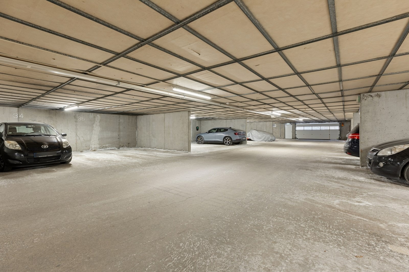 Seksjonen har bruksrett til fast garasjeplass (nr. 35) i lukket garasjeanlegg. Galleribilde