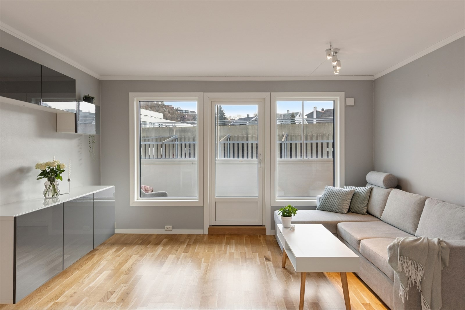 Nye vinduer og balkongdør fra 2025 med tre-lags glass sikrer god isolasjon. Galleribilde