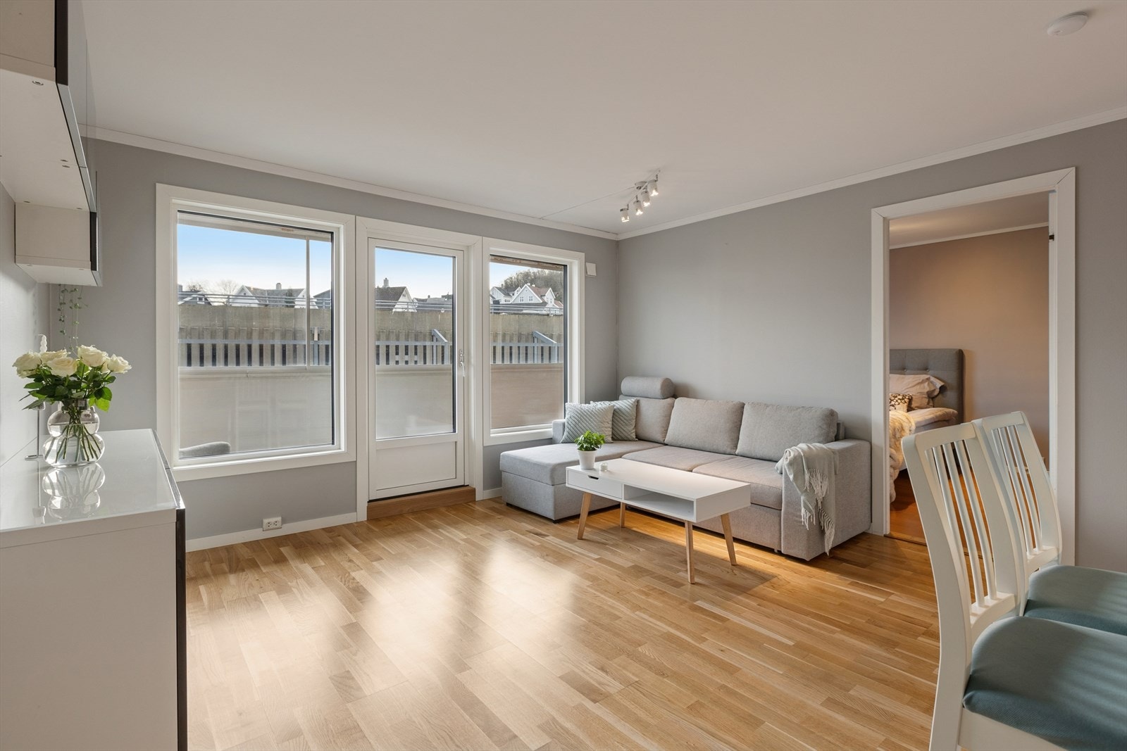 Dette er en lys og moderne 2-roms eierleilighet med store vindusflater fra 2025, innglasset balkong og garasjeplass. Galleribilde