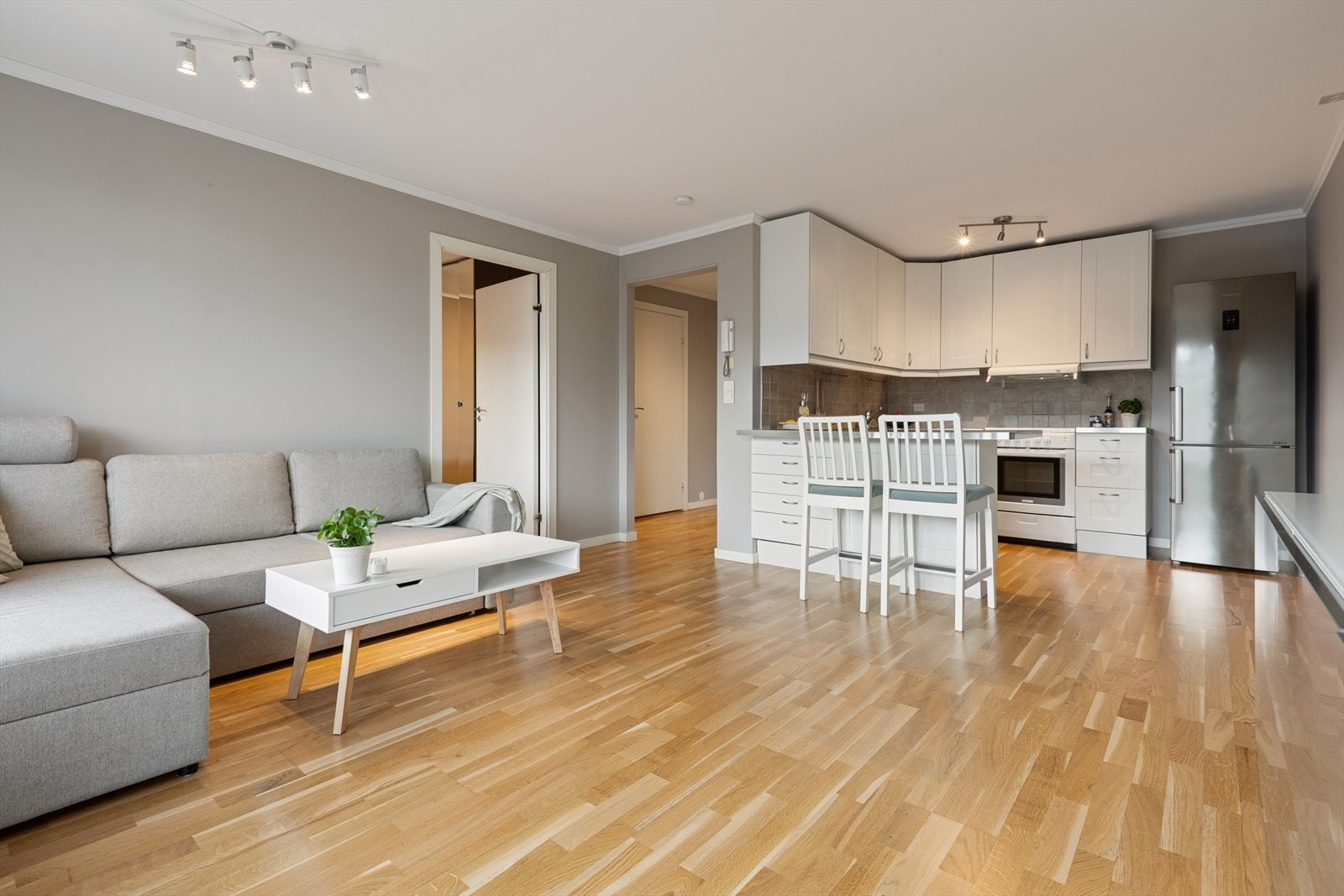 Stuen og kjøkkenet ligger i åpen løsning, som gir en luftig romfølelse. Galleribilde