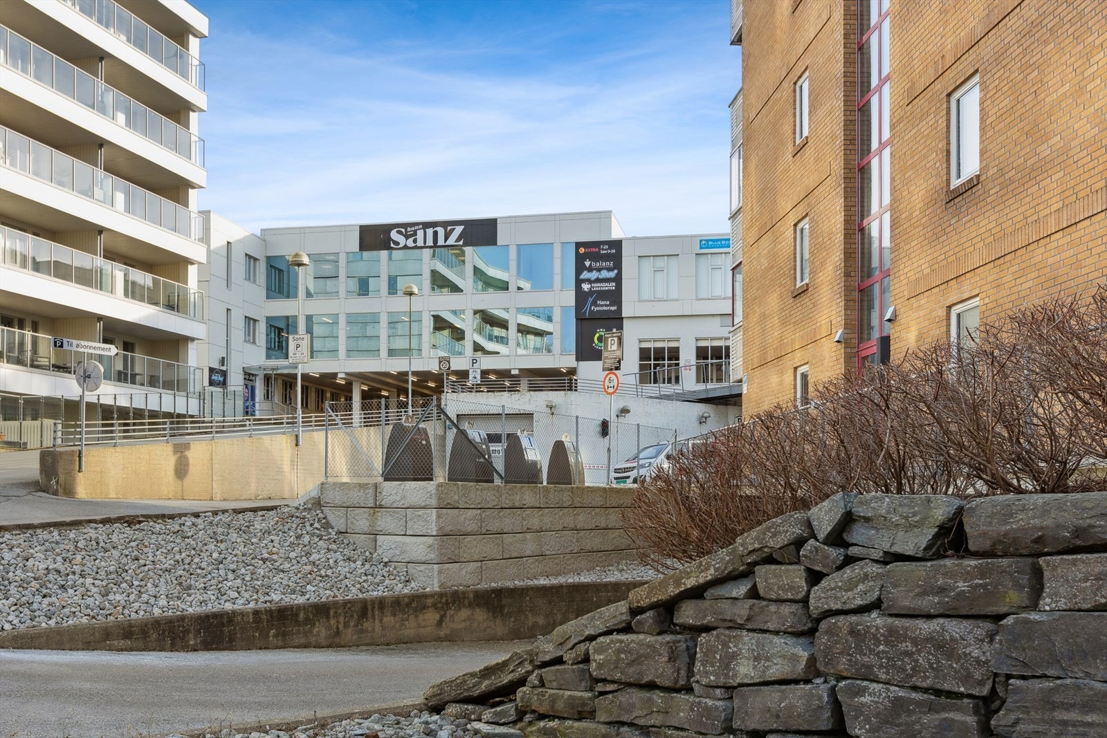 Hverdagslogistikken er enkel med Coop Extra Hana Sanz kun to minutters gange unna. Galleribilde