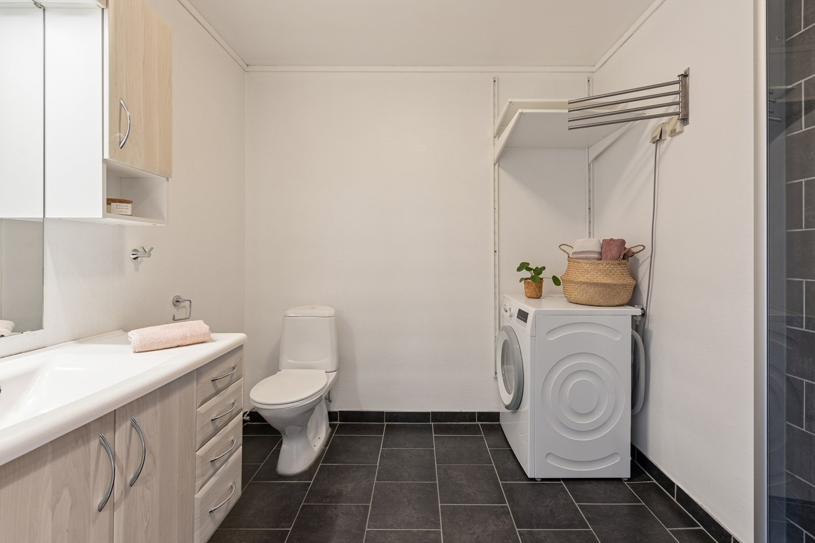 Det flislagte gulvet har elektriske varmekabler for økt komfort. Galleribilde