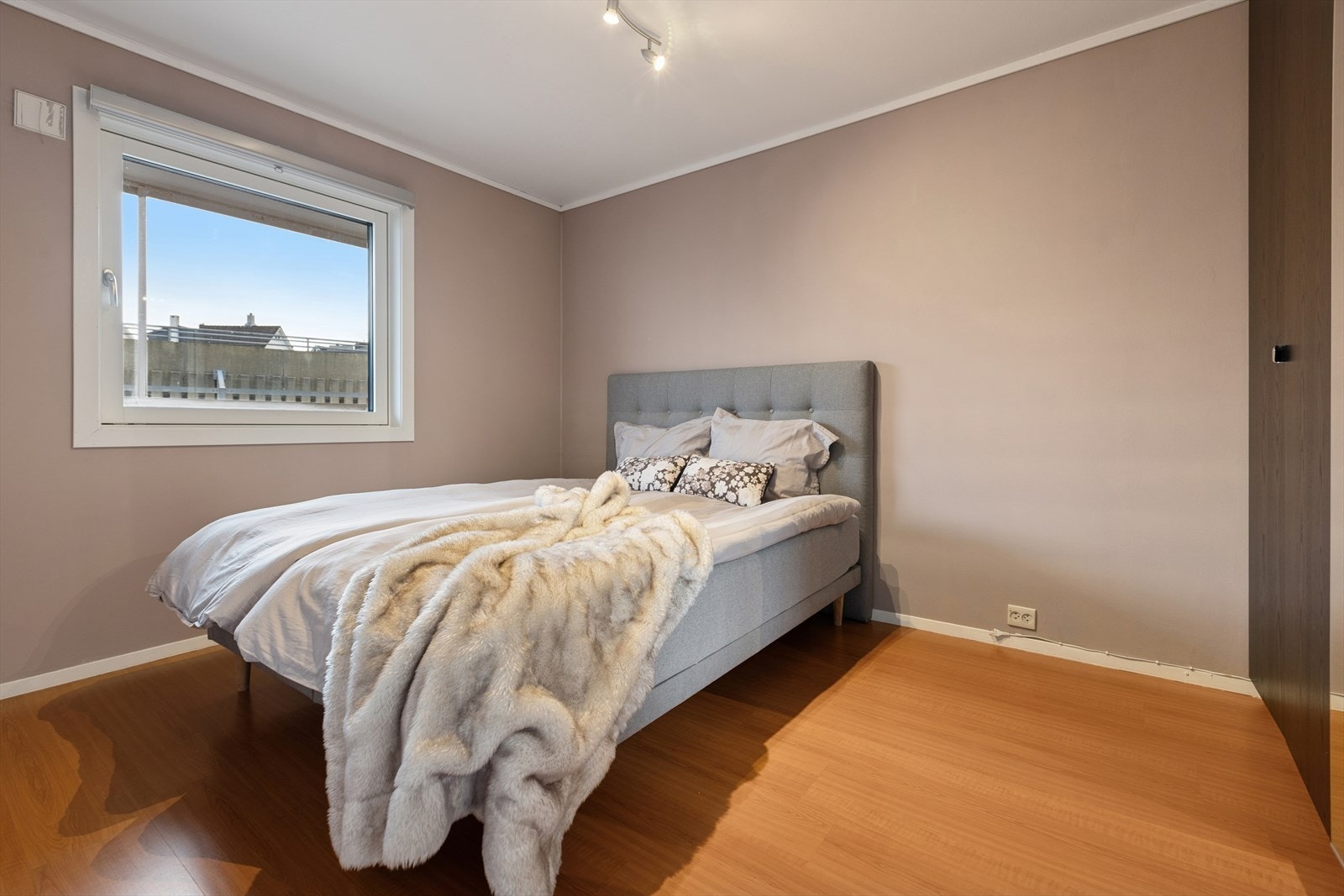 Soverommet er romslig med god plass til både dobbeltseng og garderobeløsning. Galleribilde