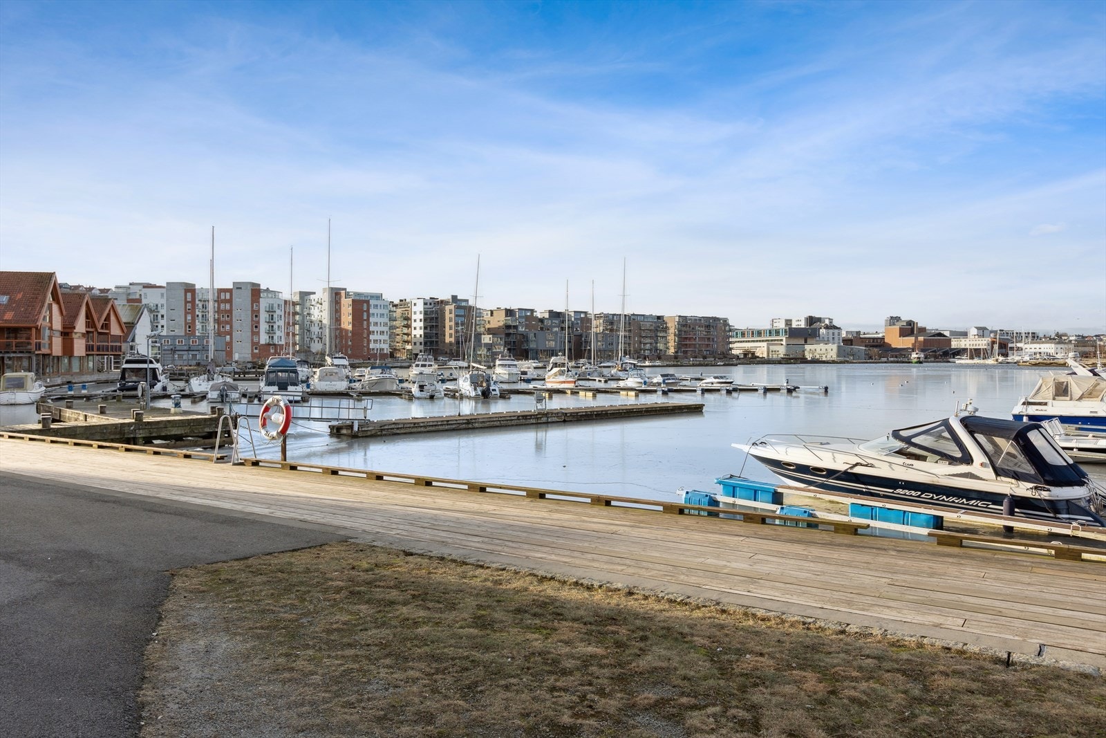 Her er livet lagt til rette for en enkel og aktiv livsstil, med både byliv og naturopplevelser rett utenfor døren. Galleribilde