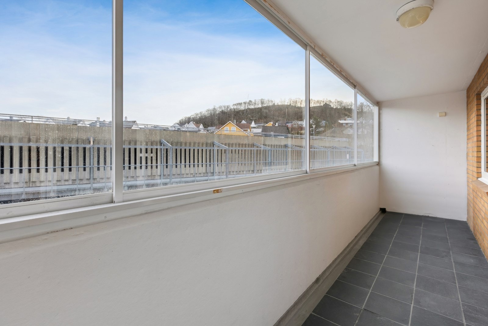 Fra stuen er det utgang til en romslig, innglasset balkong på 10 m². Galleribilde