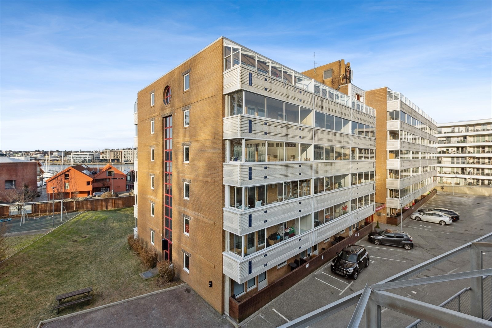 Leiligheten ligger høyt og fritt til i 3. etasje med heisadkomst til etasjeplan. Galleribilde