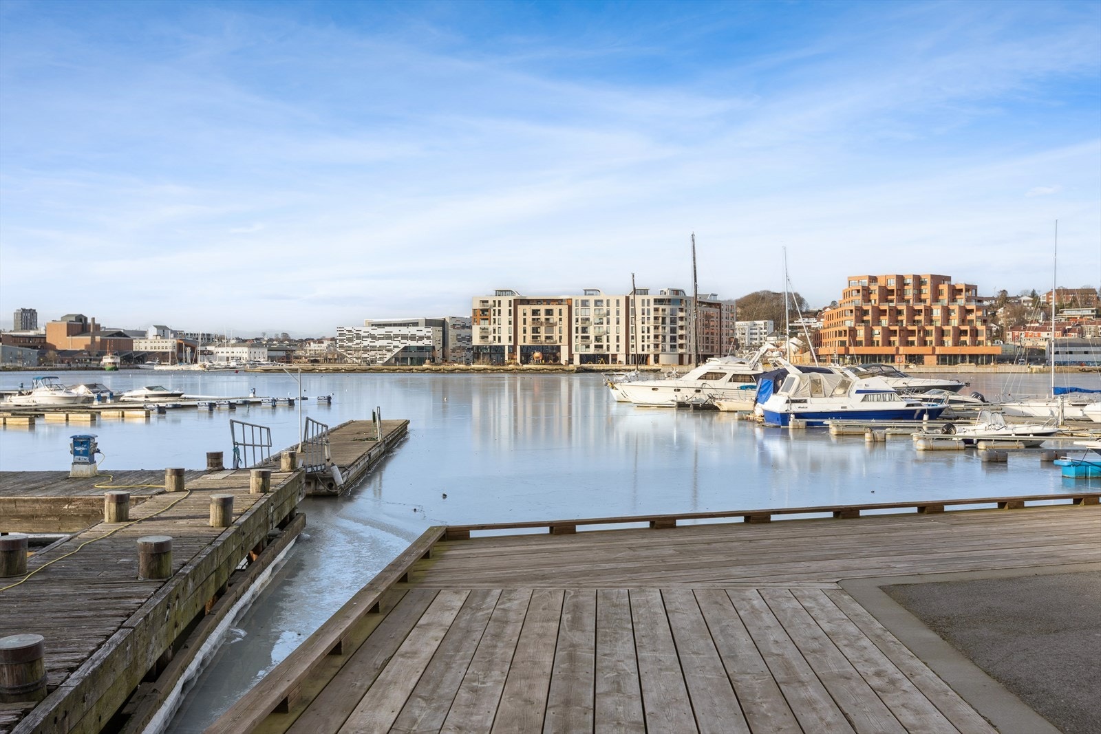 Rett i nærheten finner du treningssentre, flytende badstue og flere matbutikker, samt legesenter og flotte turområder. Galleribilde