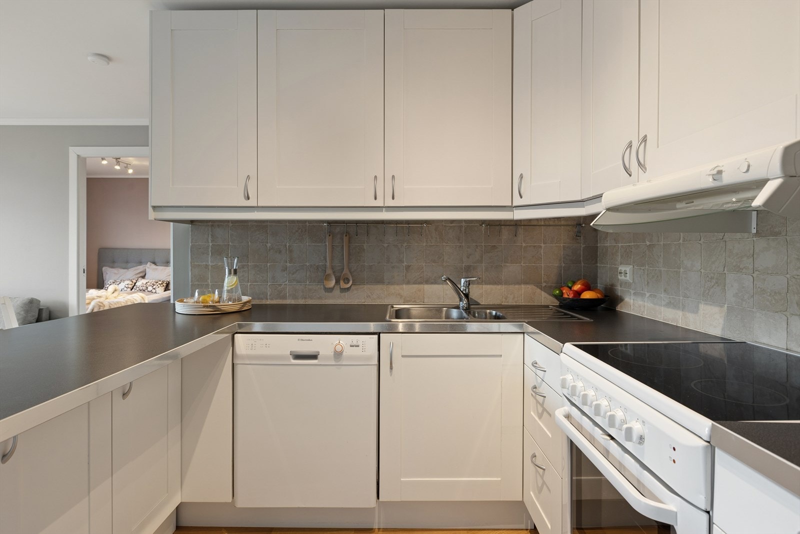 Frittstående hvitevarer som komfyr, kjøl/fryseskap og oppvaskmaskin medfølger. Galleribilde