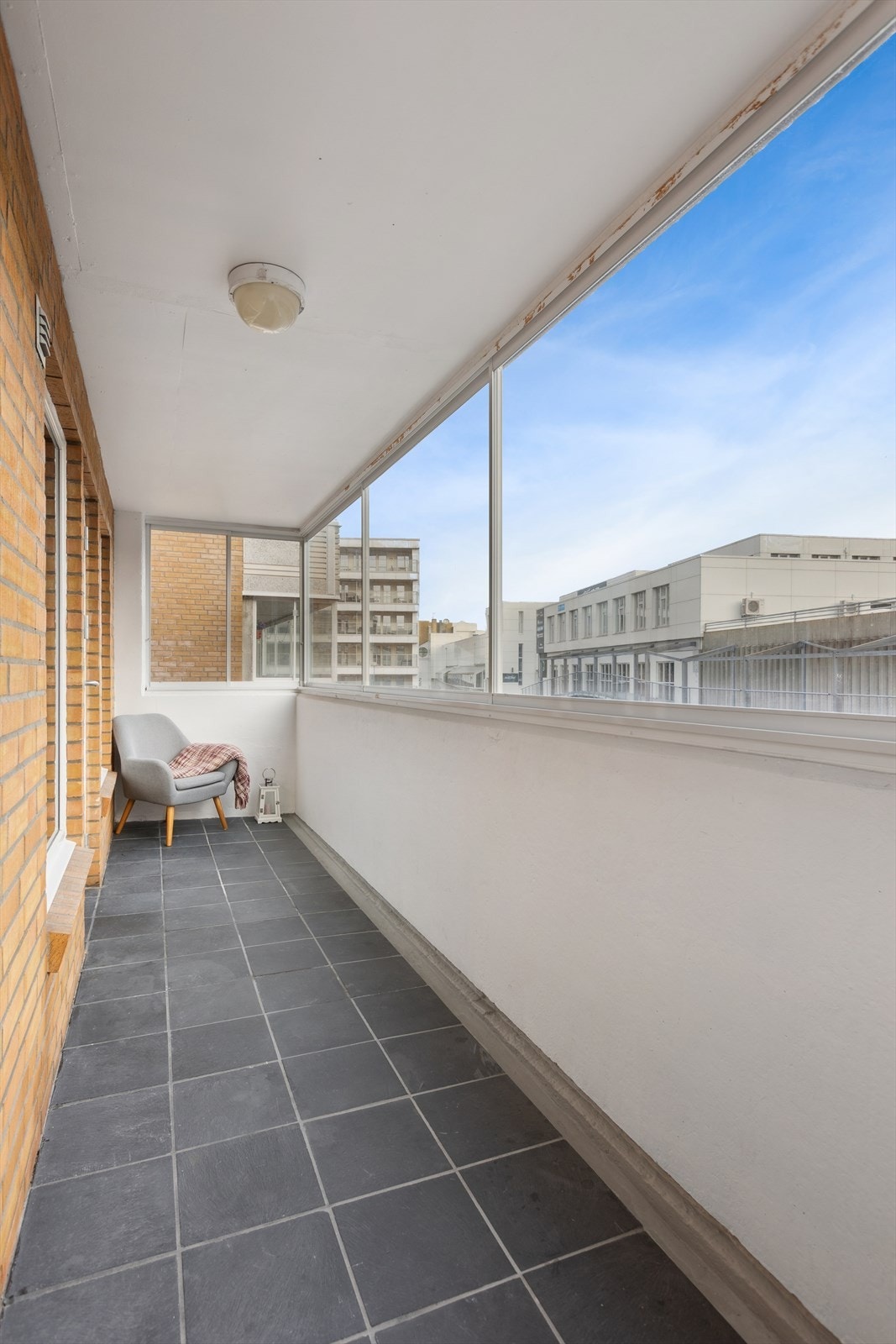 Innglassingen gjør balkongen til et anvendelig uterom som forlenger sesongen. Galleribilde