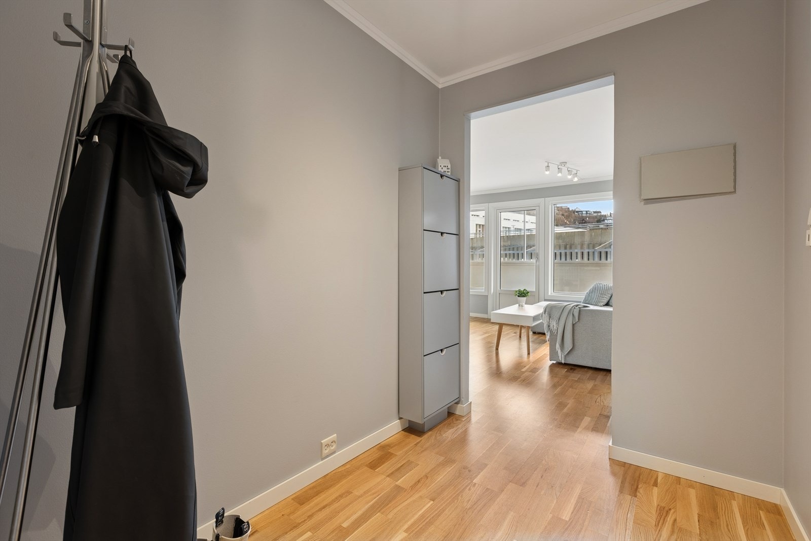 Entréen har parkettgulv fra 2021 og plass til yttertøy. Galleribilde