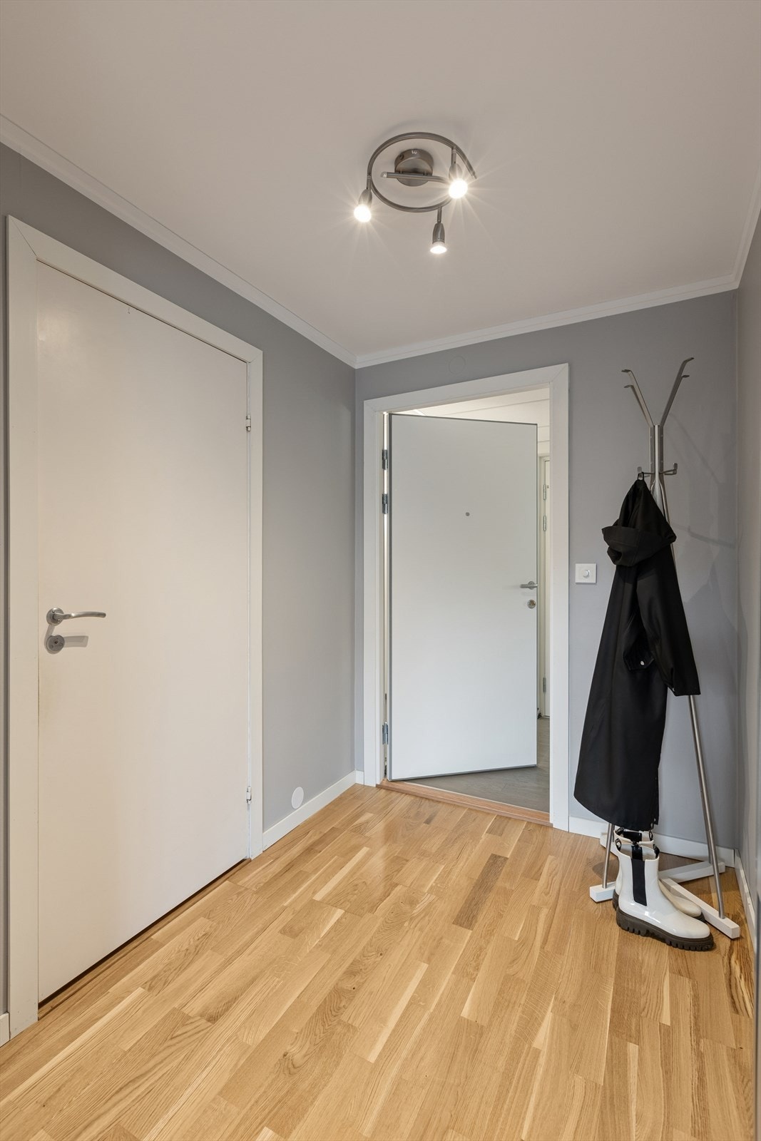 Leiligheten har ny ytterdør i tre fra 2024. Galleribilde