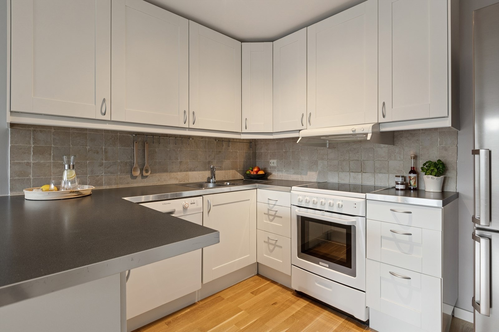 Innredningen har laminat benkeplate og fliser som backsplash. Galleribilde