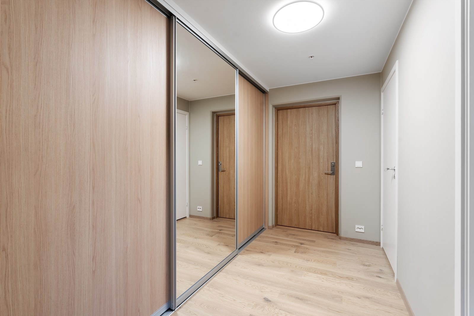 Entré med stor garderobe Galleribilde