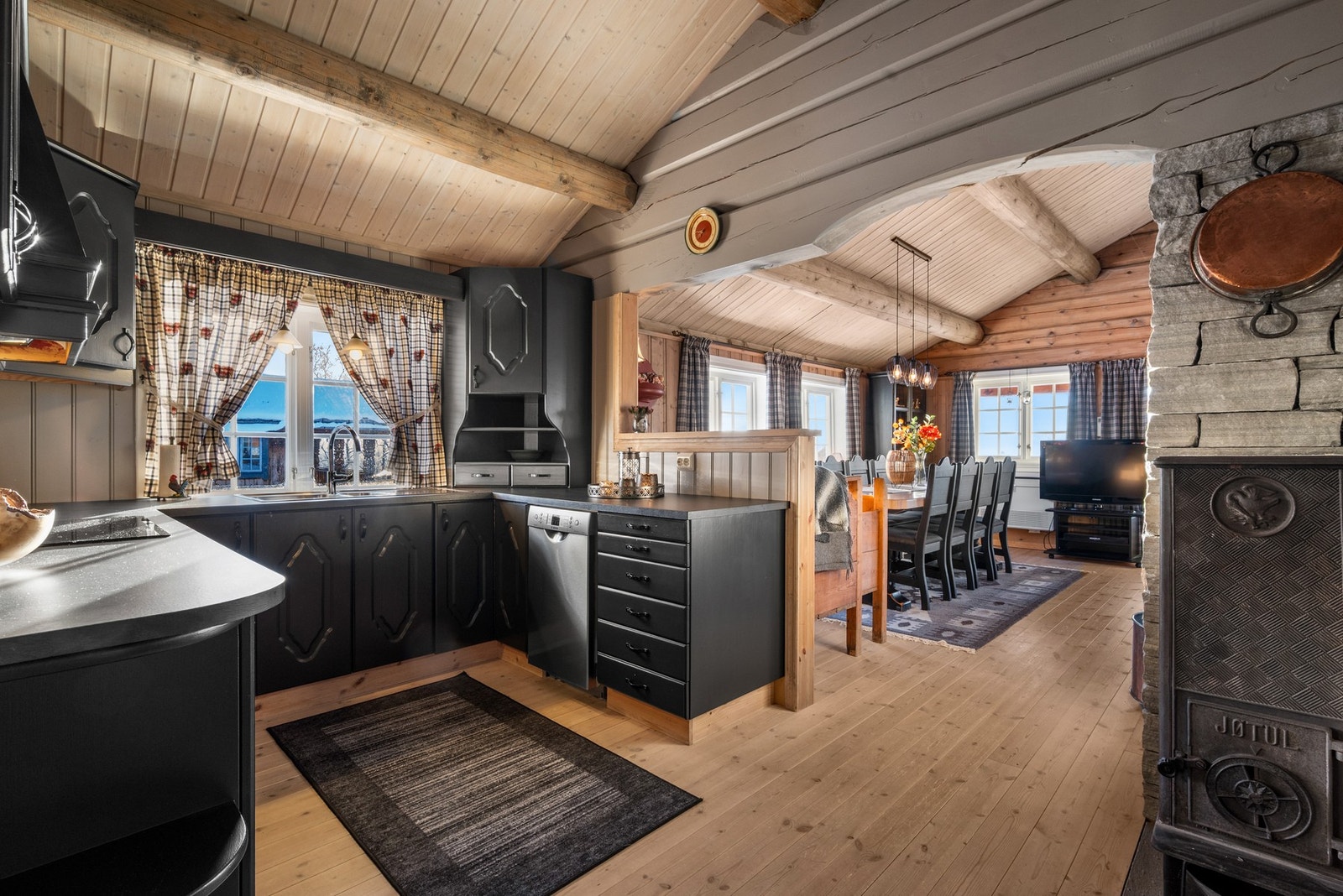 Kjøkkenet står i stil med resten av hytta, her er det også vedovn. Galleribilde