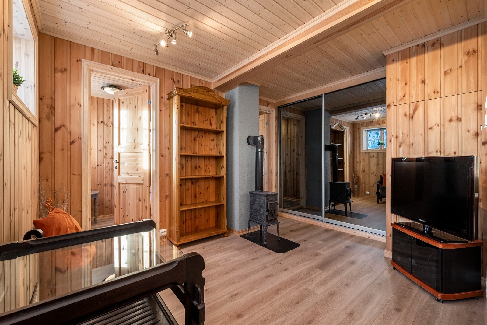 Underetasjen inneholder, gang, kott og to soverom hvor et av de i dag brukes som bod. Galleribilde