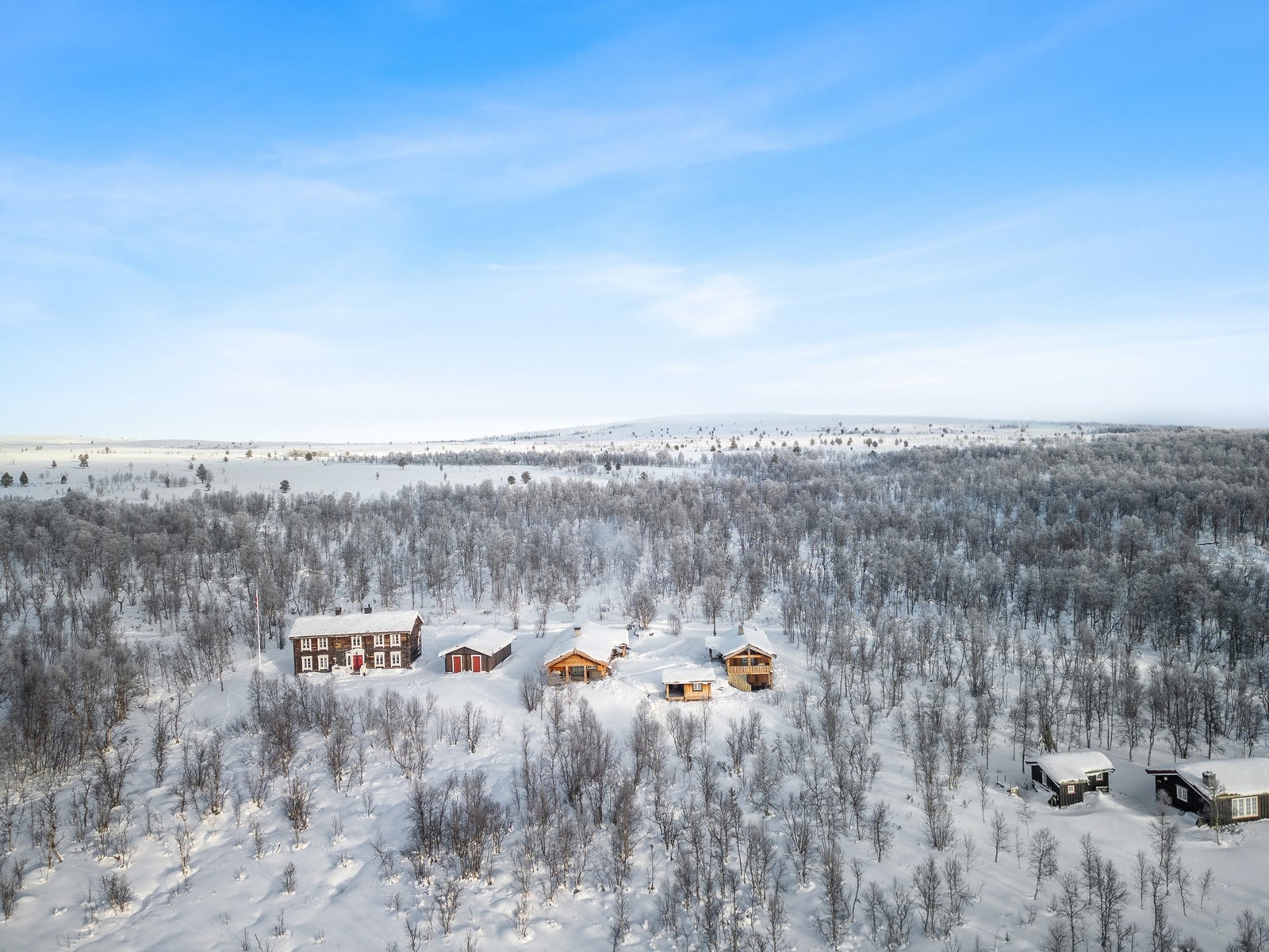 Området byr på helårs turterreng. På vinterstid er det oppkjørte skispor noen hundre meter fra hytta, blant annet Stikkilsdalsrunden. Galleribilde