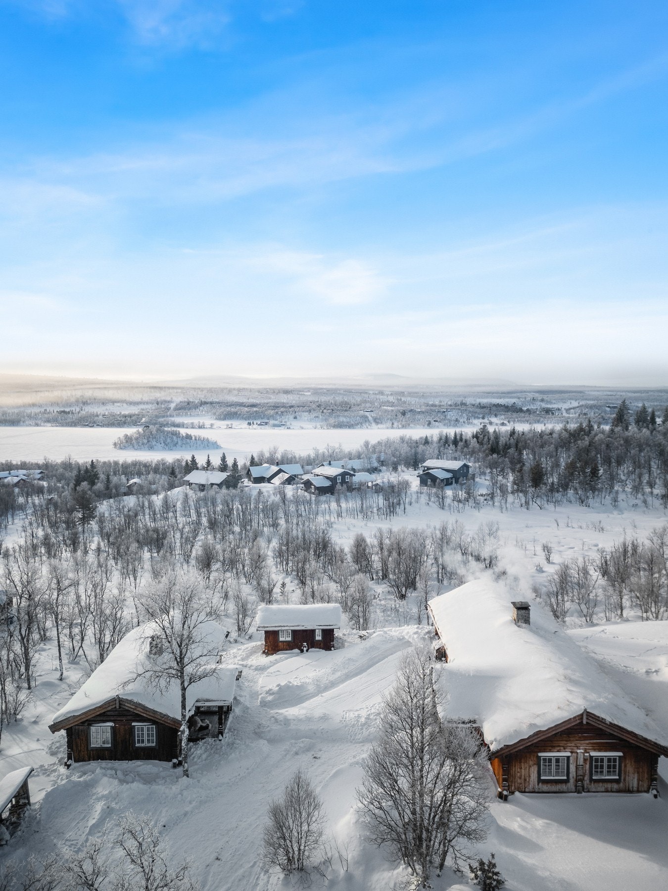 Eiendommen består av hovedhytte, anneks/gjestehus og uthus. Galleribilde