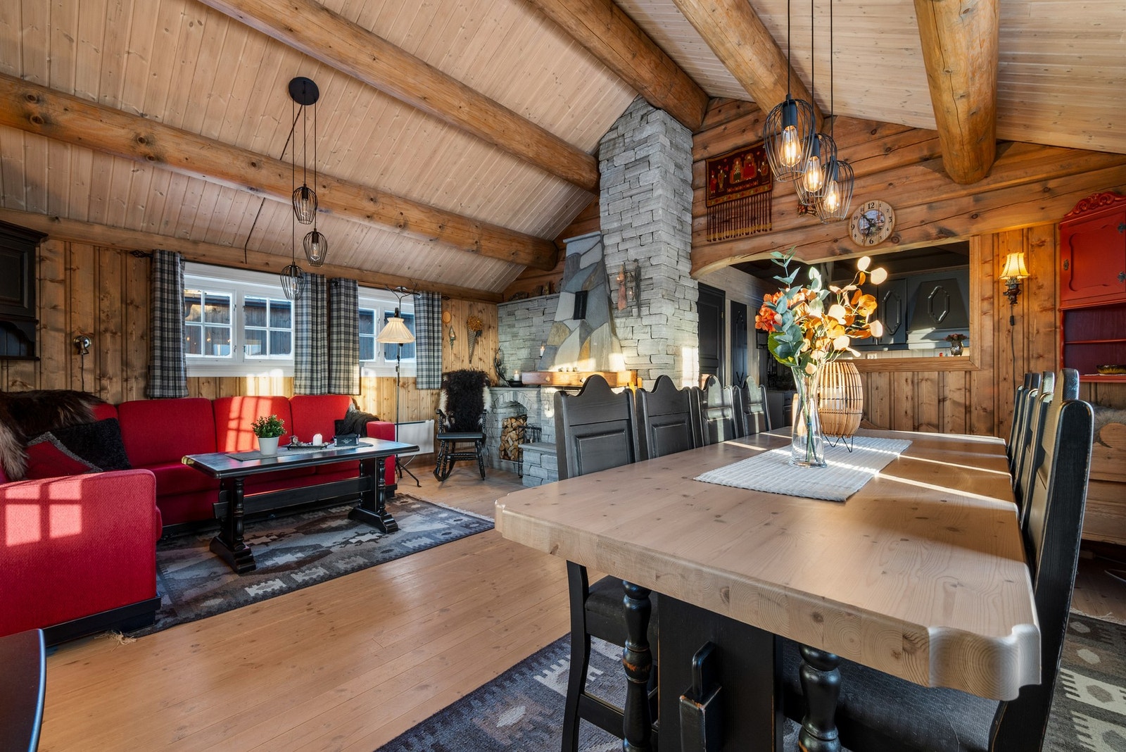 Det er gjennomgående god takhøyde i alle rom. Galleribilde