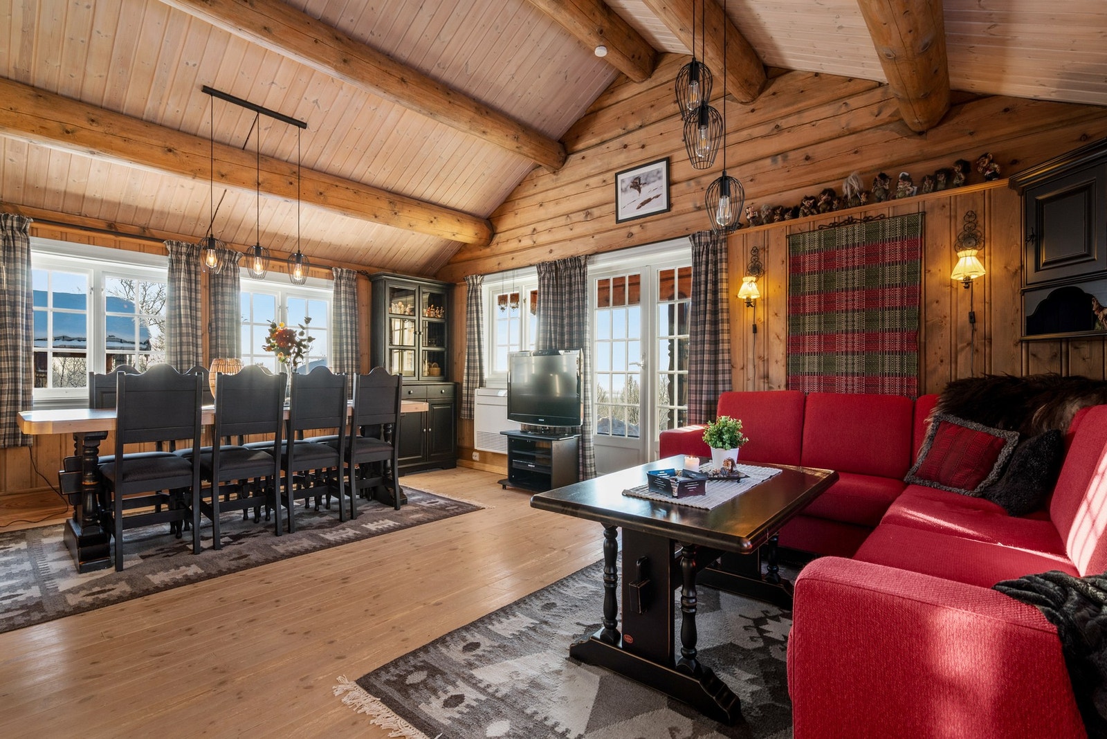 Oppvarming med varmepumpe, panelovner og vedovn. Varmepumpen ble montert i 2025. Galleribilde