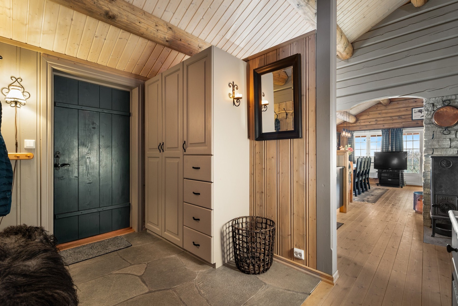 Entré med varme i skifergulvet. Galleribilde