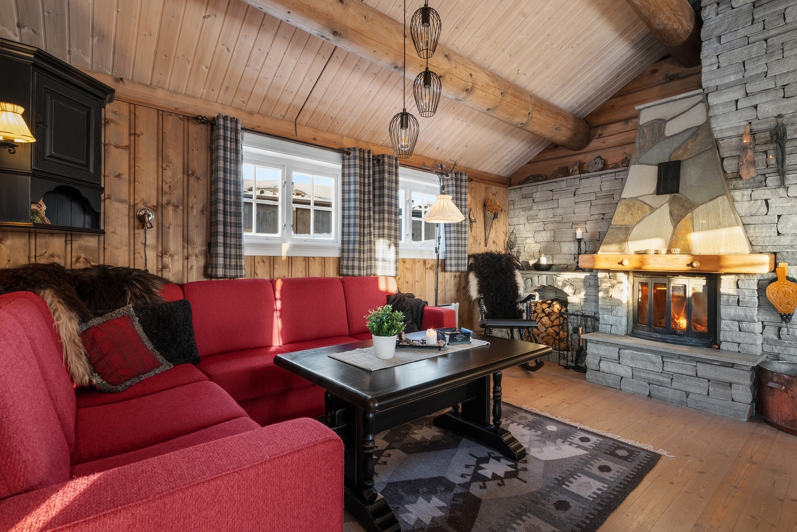 Romslig stue med flere gode møbleringsmuligheter. Galleribilde