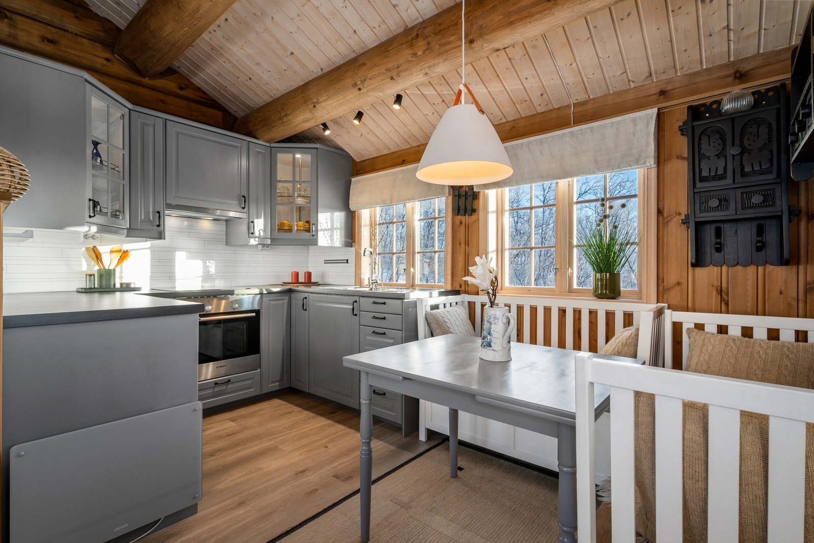 Stilrent kjøkken med integrert platetopp, stekeovn og kjøleskap. Galleribilde