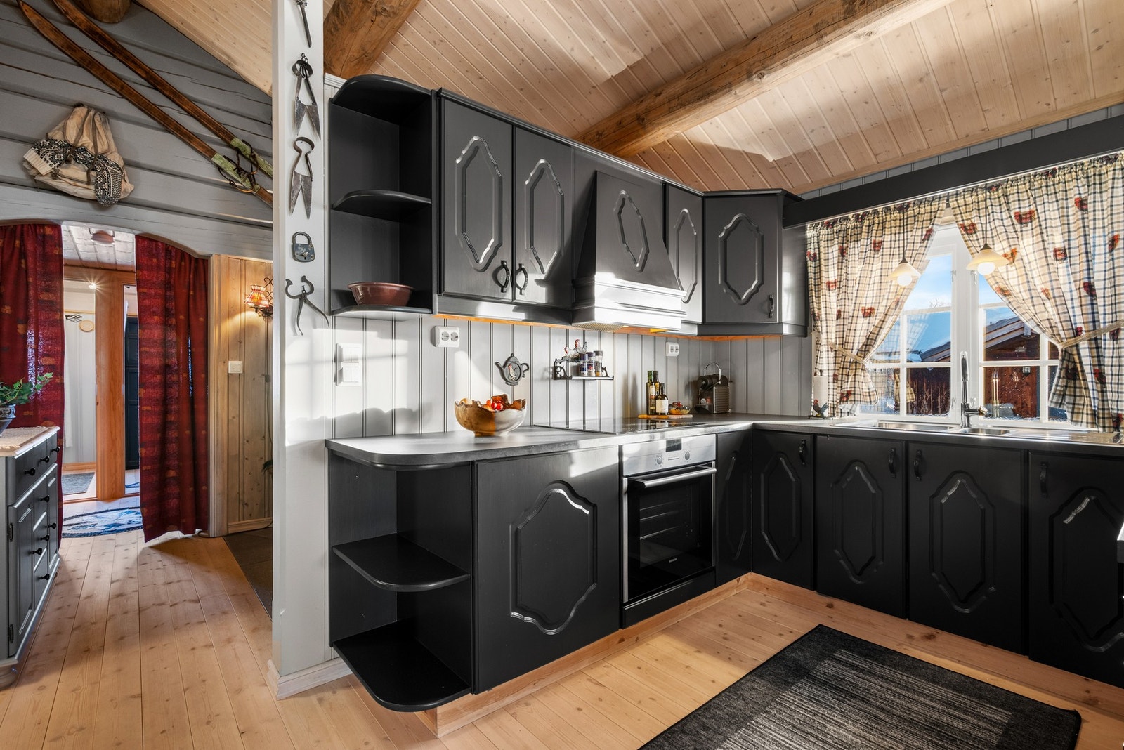 Kjøkkenet har opplegg for oppvaskmaskin. Galleribilde