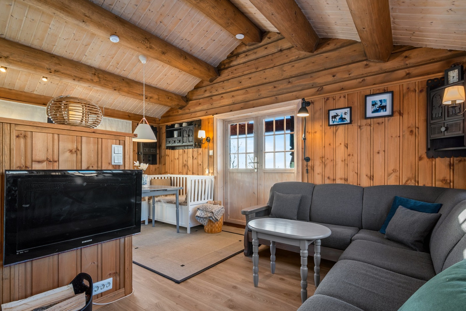 Sofakrok med utgang til overbygd veranda. Galleribilde