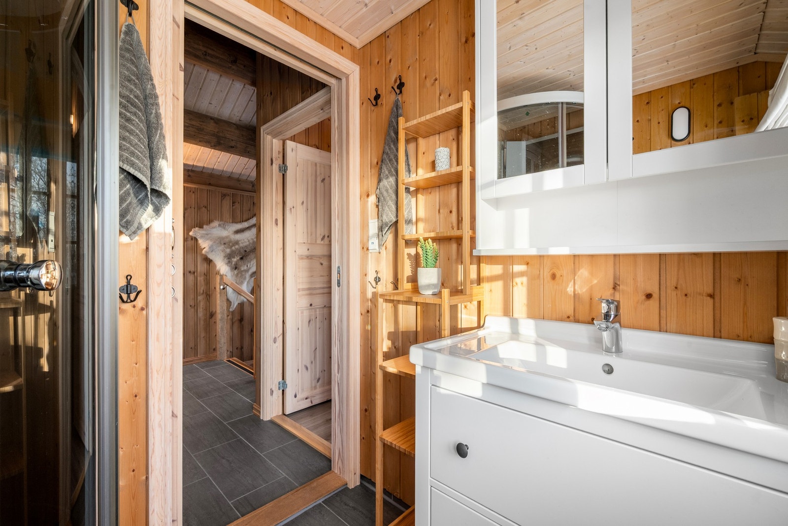 Utstyrt med dusjkabinett, wc, servant i innredning og mekanisk avtrekk. Galleribilde