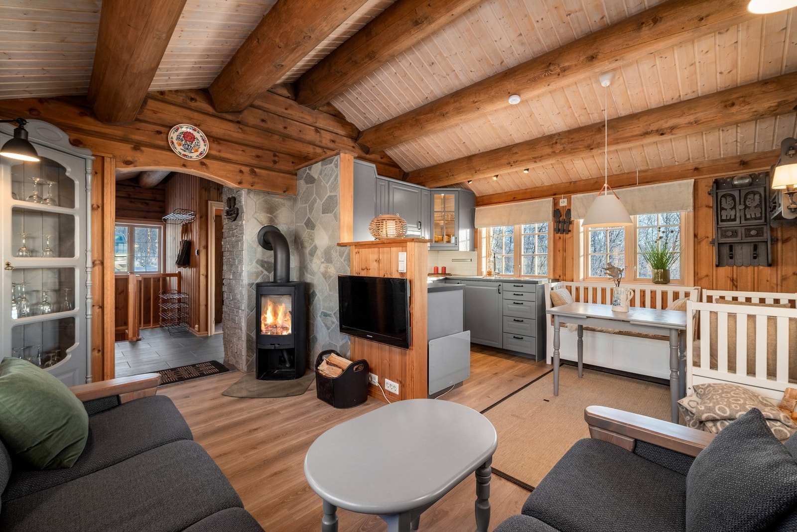 Annekset går over to etasjer og står i stil med hovedhytta. Galleribilde