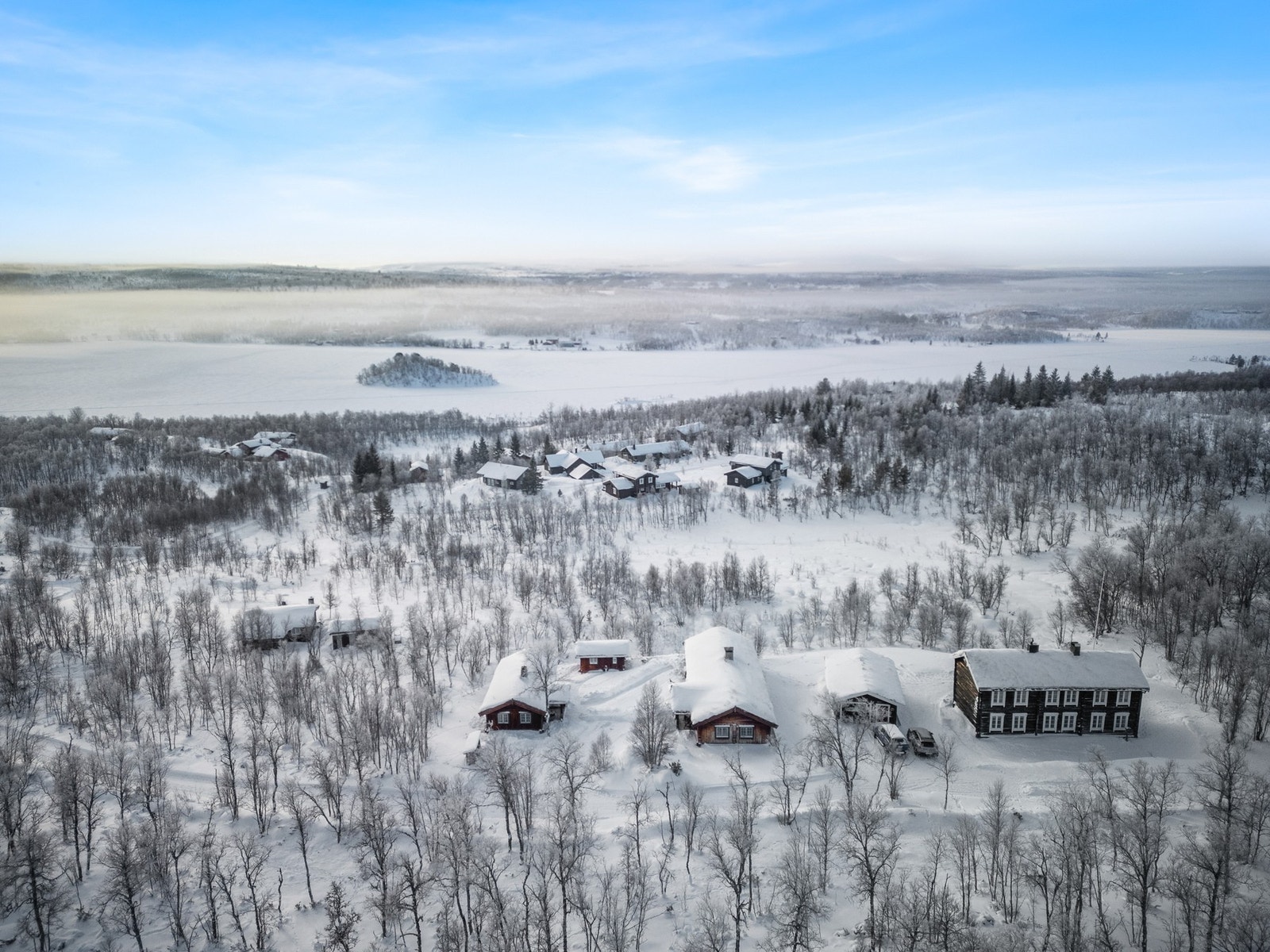 Kvalitetsrik hytteeiendom med fin beliggenhet øverst i Mattislia hyttefelt. Galleribilde