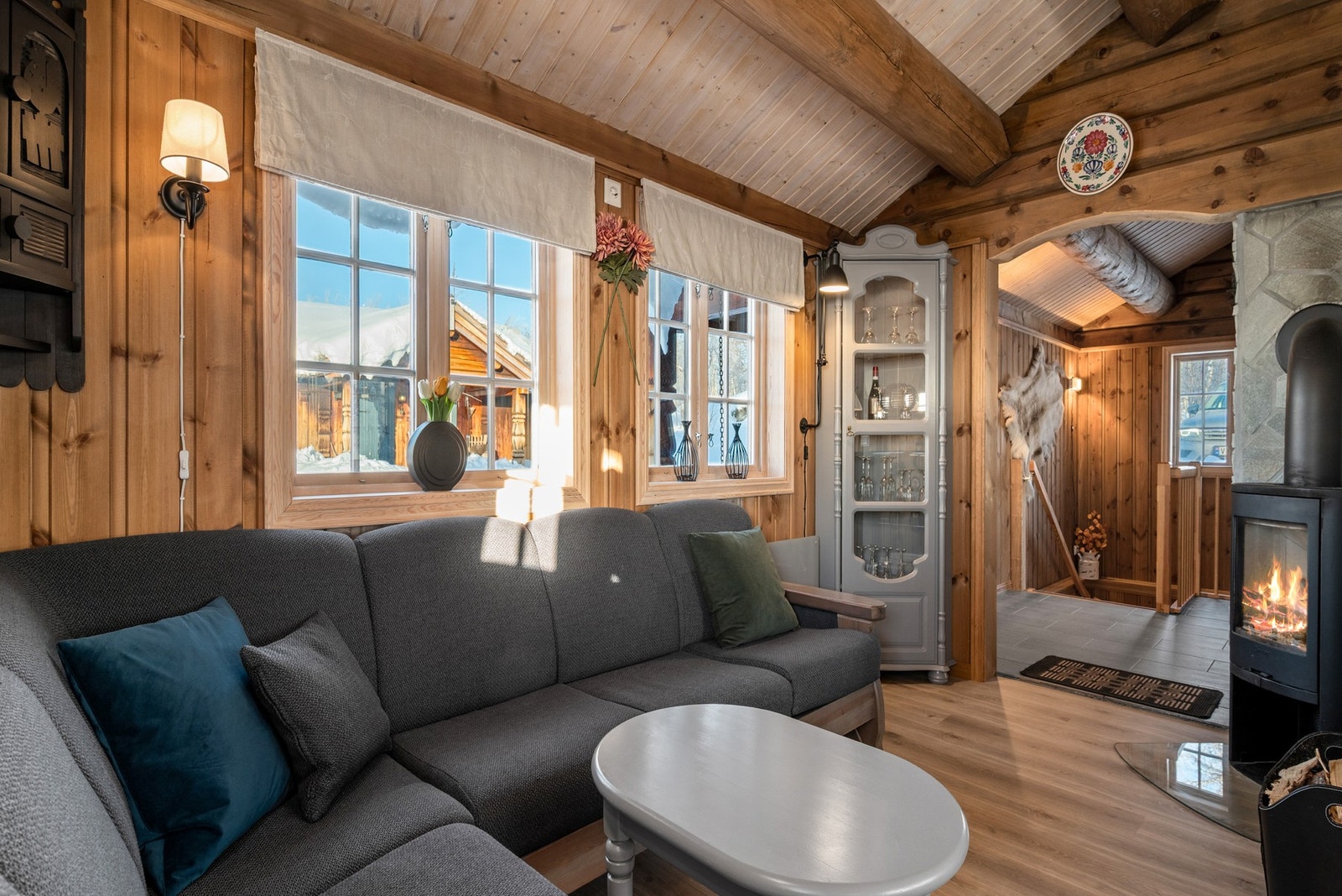 Hytta har oppvarming med vedovn og panelovner. Galleribilde