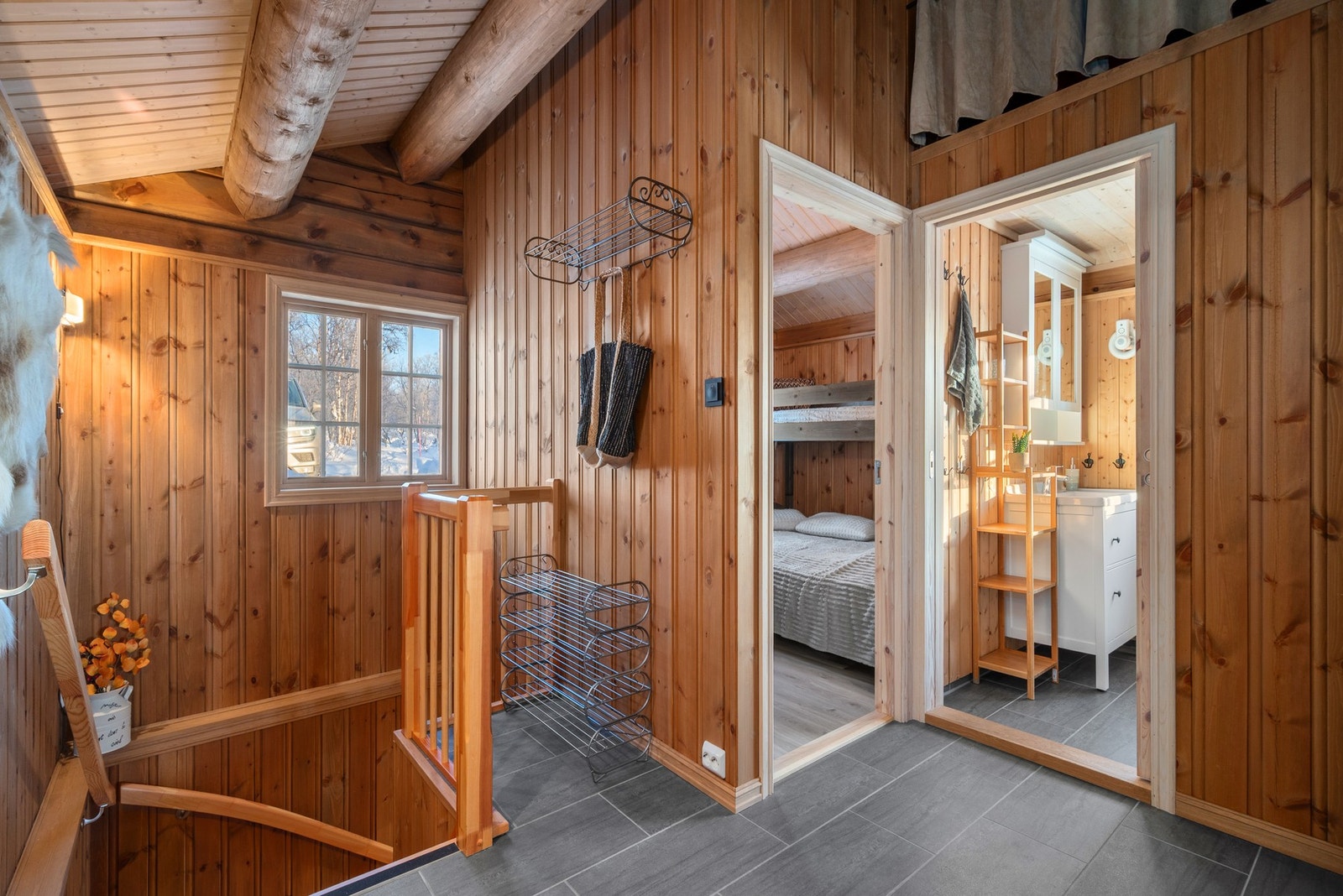 Trappegang ned til underetasjen. Galleribilde