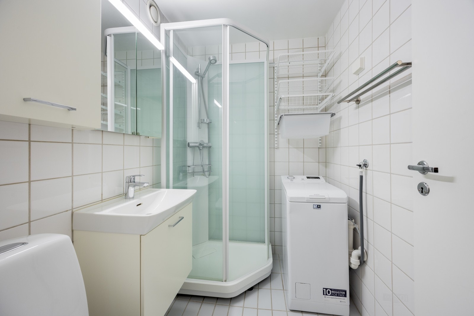 Filagt bad med varmekabler og vaskemaskin Galleribilde