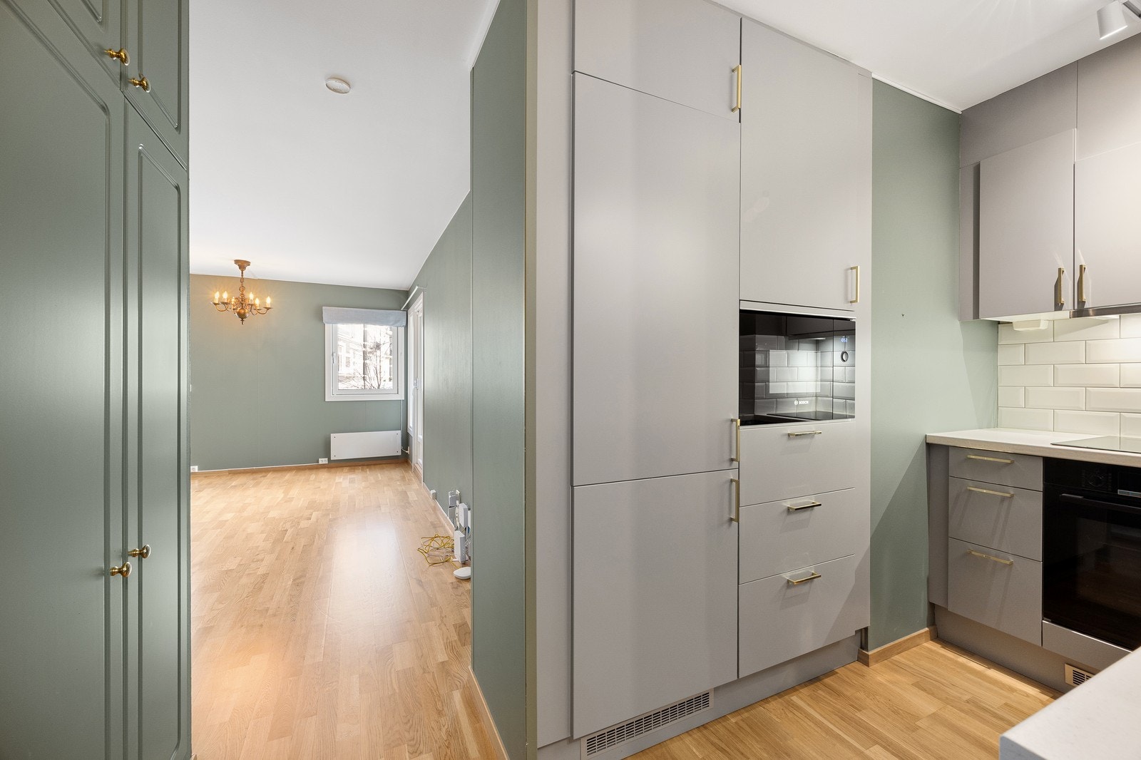 Lenger inn i boligen finenr du et svært fint åpent kjøkken Galleribilde