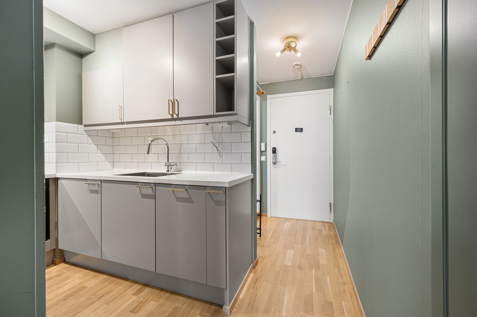 Bak kjøkkenet finner du badet Galleribilde