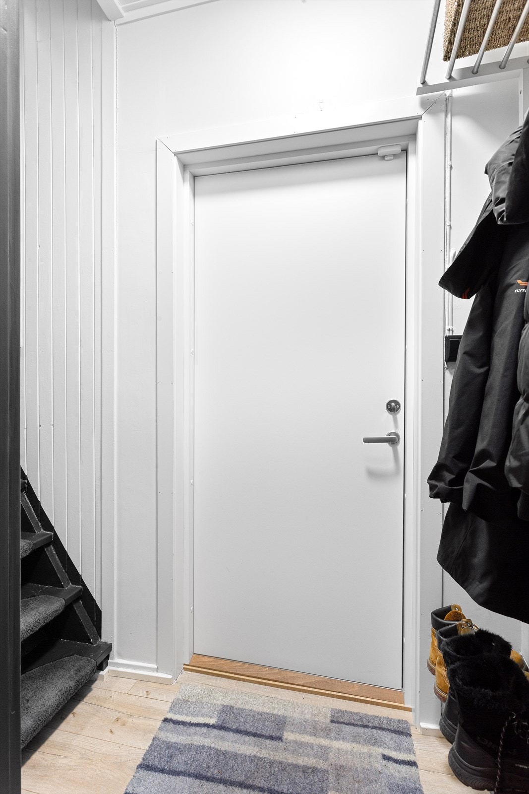 Entréen har plass til oppheng av yttertøy og trapp opp til andre etasje. Galleribilde