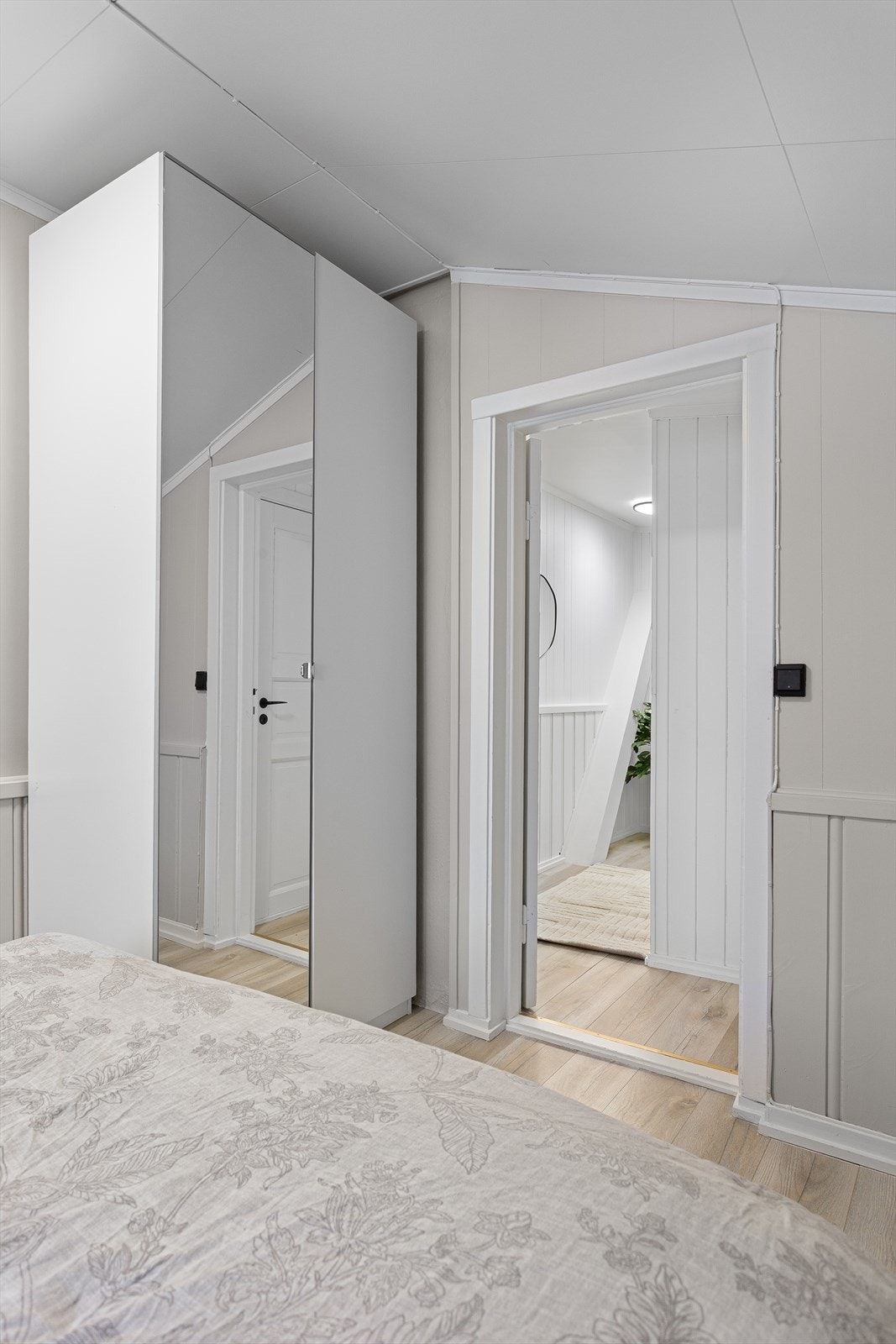 Et romslig garderobeskap med speilfronter gir godt med oppbevaringsplass. Galleribilde