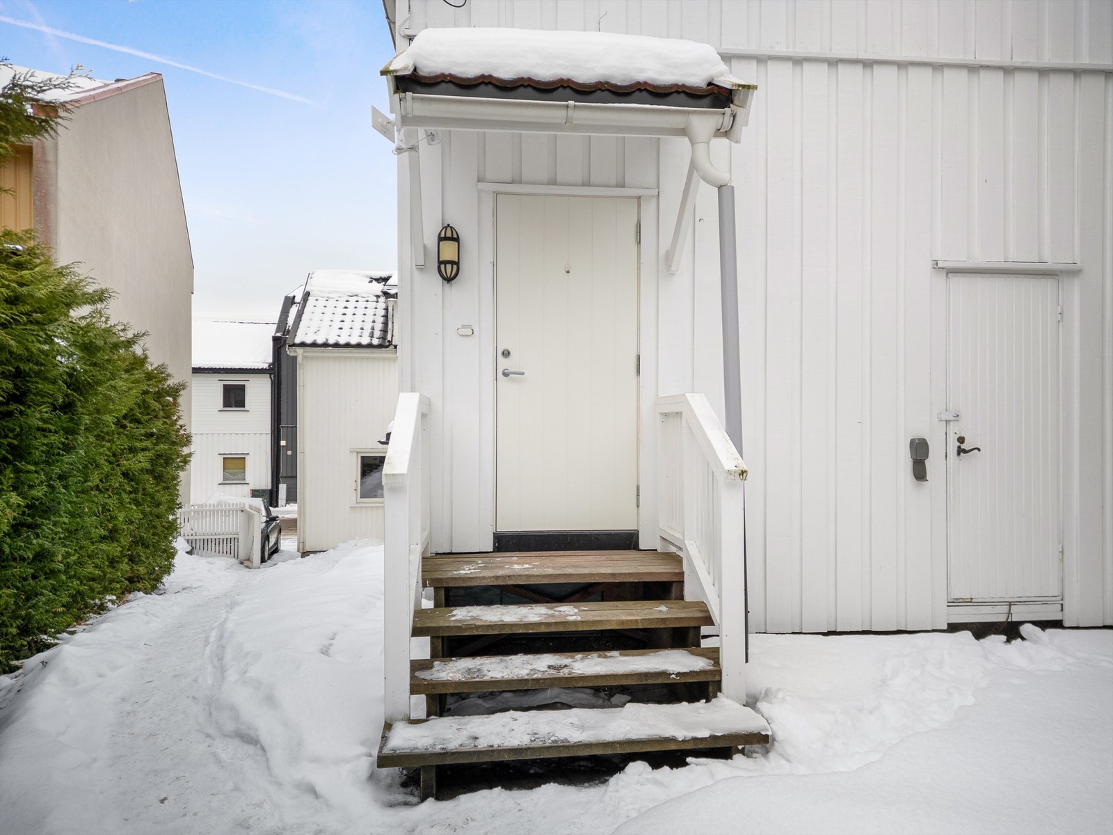 Utvendig trappeadkomst til leilighetens eget overbygde inngangsparti i 1. etasje. Galleribilde
