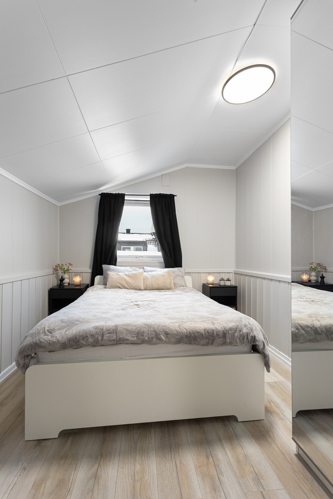 Hovedsoverommet har plass til dobbeltseng og nattbord. Galleribilde