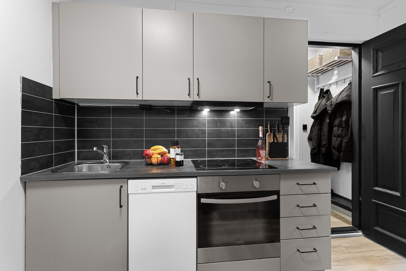 Moderne Strai-kjøkkeninnredning fra 2023 med delvis integrerte hvitevarer. Galleribilde