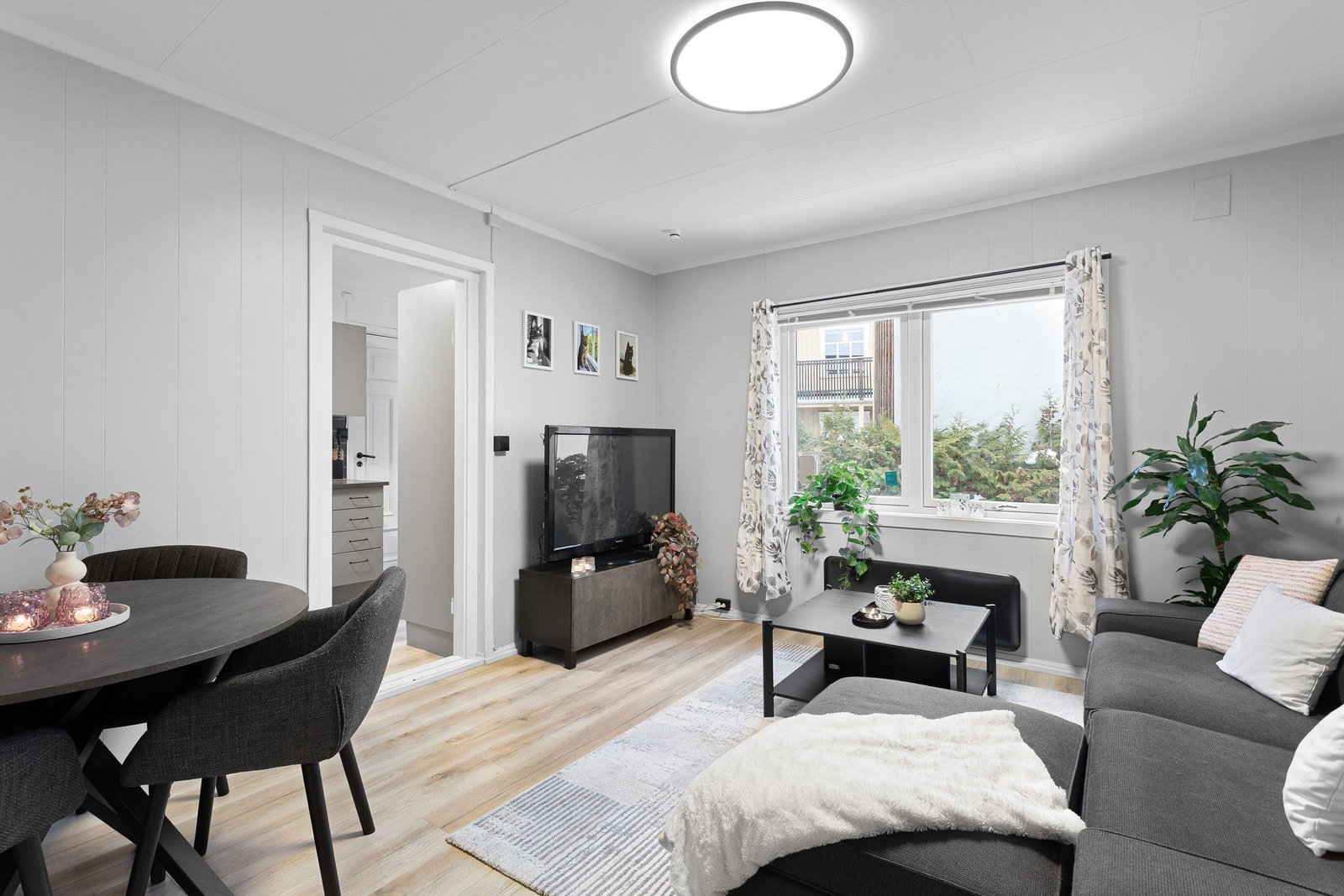 Stuen har en fleksibel planløsning med plass til både sofagruppe og spiseplass. Galleribilde