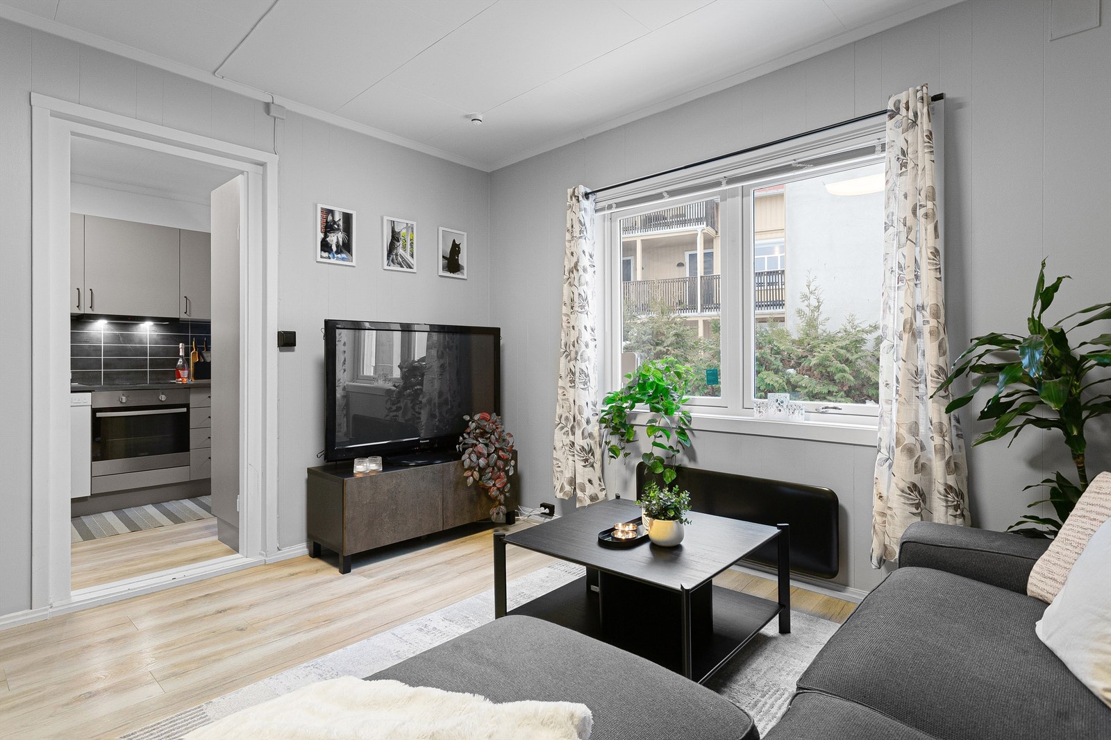 Fra stuen er det delåpen tilgang til kjøkkenet, noe som gir en god romflyt. Galleribilde