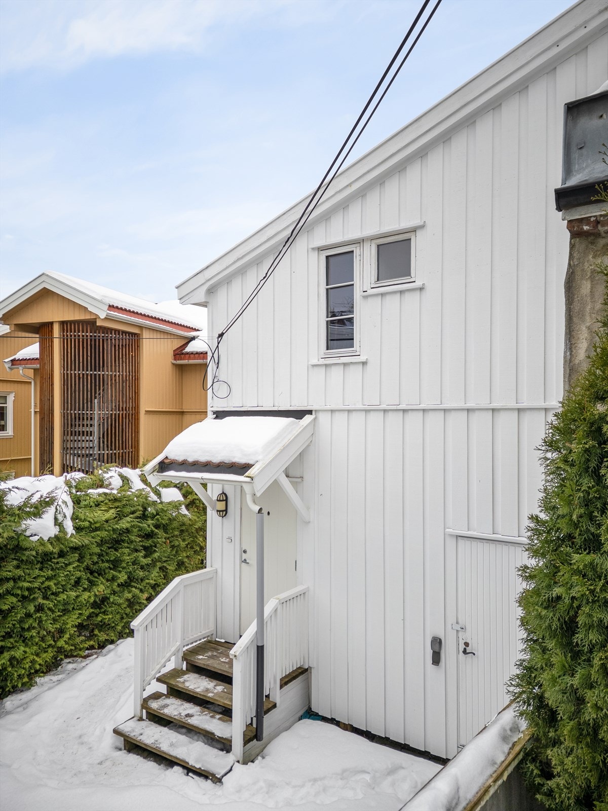 Leiligheten har en utvendig bod ved inngangspartiet og en stor kjellerbod Galleribilde