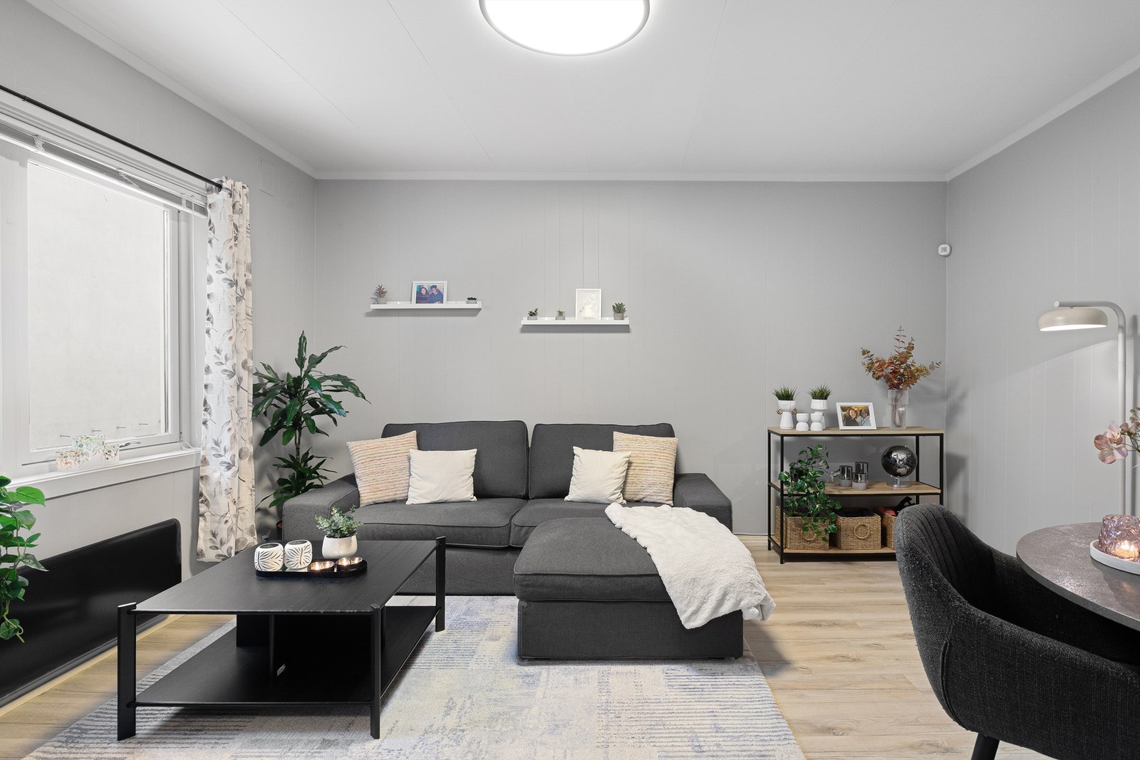 Stort vindu gir godt med naturlig lys inn i oppholdsrommet. Galleribilde